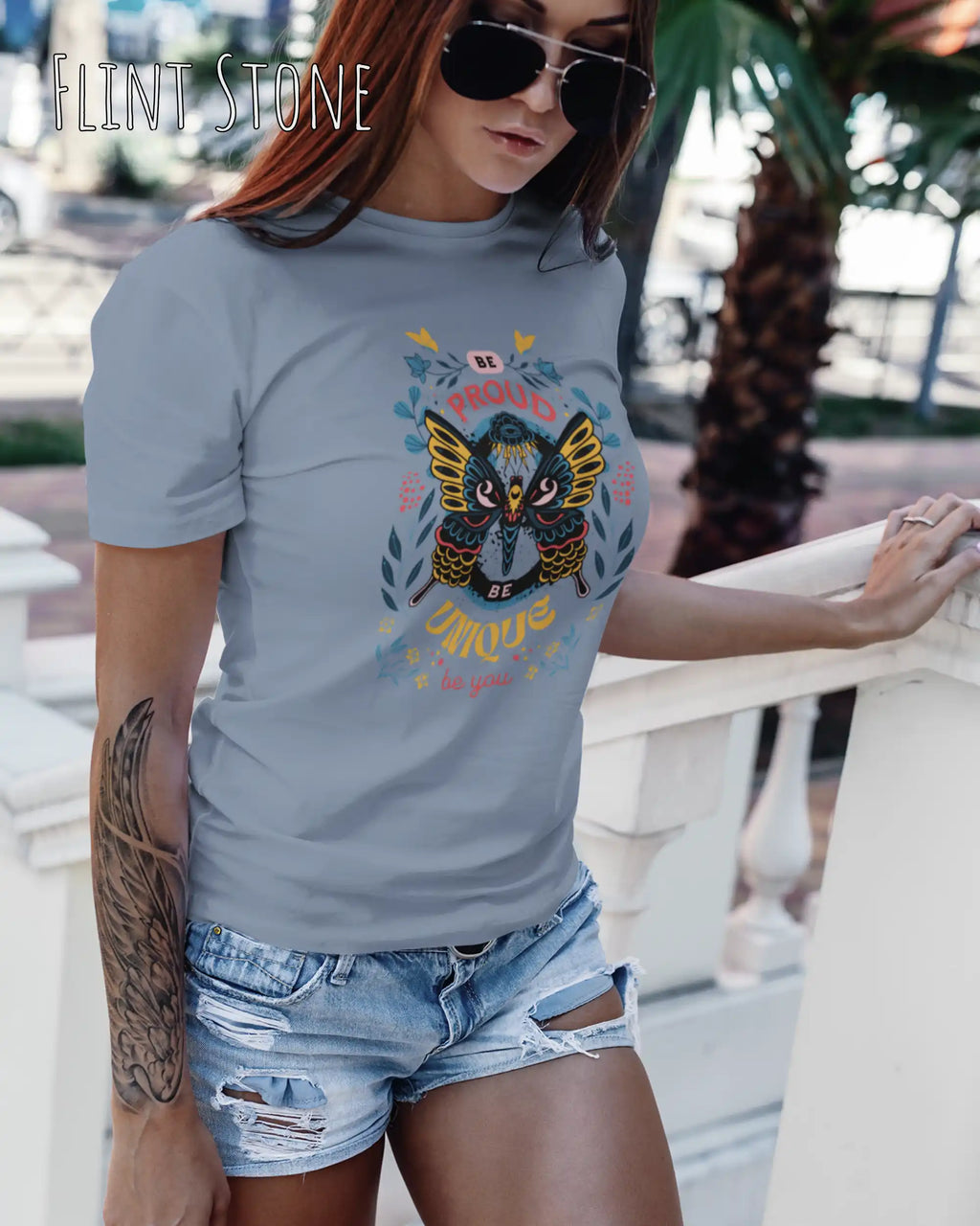 Frau trägt das Bio-Baumwolle T-Shirt Tee Jays Urban Luxury Tee 1150 in der Farbe flint stone mit dem Design BE PROUD auf der Brust.