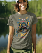 Frau trägt das Bio-Baumwolle T-Shirt Tee Jays Urban Luxury Tee 1150 in der Farbe moss mit dem Design BE PROUD auf der Vorderseite.