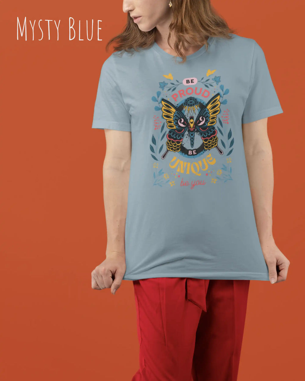 Frau trägt das Bio-Baumwolle T-Shirt Tee Jays Urban Luxury Tee 1150 in der Farbe mysty blue mit dem Design BE PROUD auf der Brust.