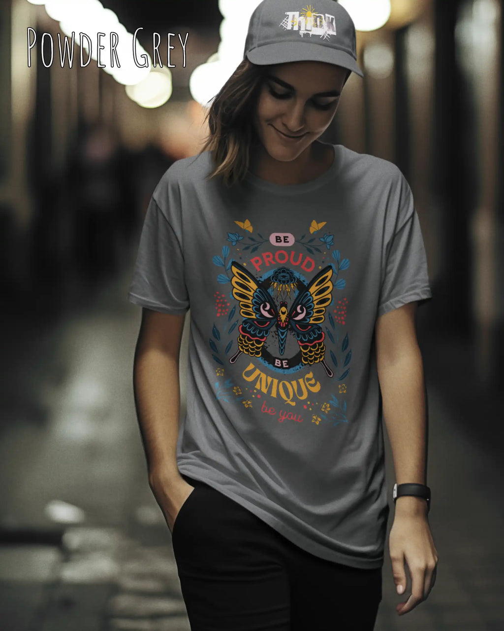 Junge Frau trägt das Bio-Baumwolle T-Shirt Tee Jays Urban Luxury Tee 1150 in der Farbe powder grey  mit dem Design BE PROUD auf der Brust.