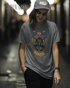 Junge Frau trägt das Bio-Baumwolle T-Shirt Tee Jays Urban Luxury Tee 1150 in der Farbe powder grey  mit dem Design BE PROUD auf der Brust.