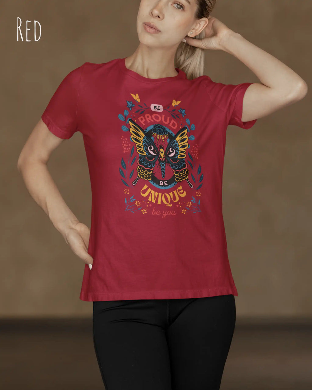 Frau trägt das Bio-Baumwolle T-Shirt Tee Jays Urban Luxury Tee 1150 in der Farbe red mit dem Design BE PROUD auf der Brust.