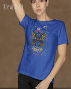 Junge Frau trägt das Bio-Baumwolle T-Shirt Tee Jays Urban Luxury Tee 1150 in der Farbe royal blue mit dem Design BE PROUD auf der Brust.