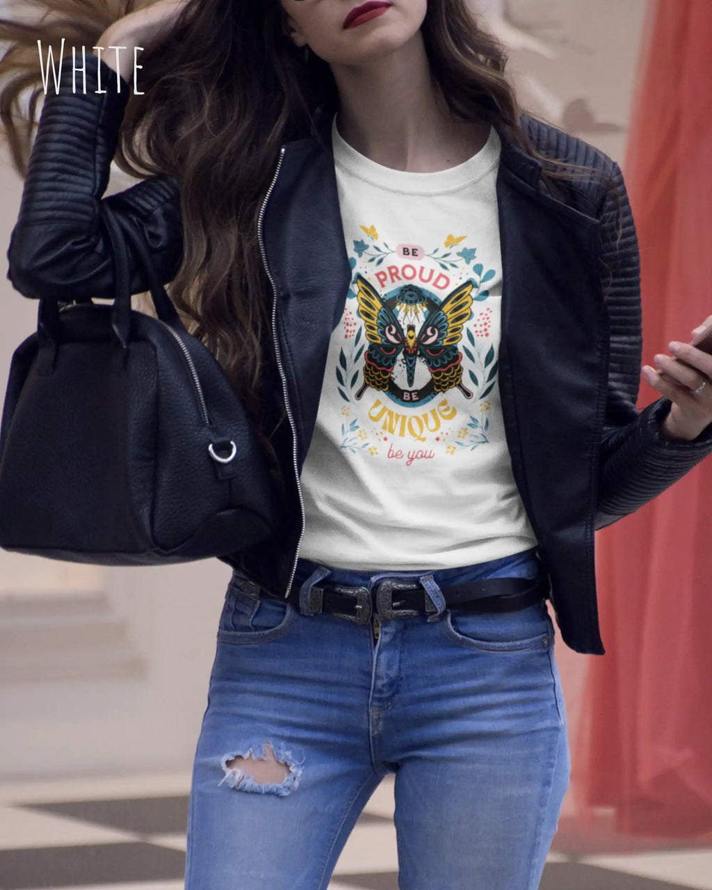 Frau trägt das Bio-Baumwolle T-Shirt Tee Jays Urban Luxury Tee 1150 in der Farbe white mit dem Design BE PROUD auf der Brust.