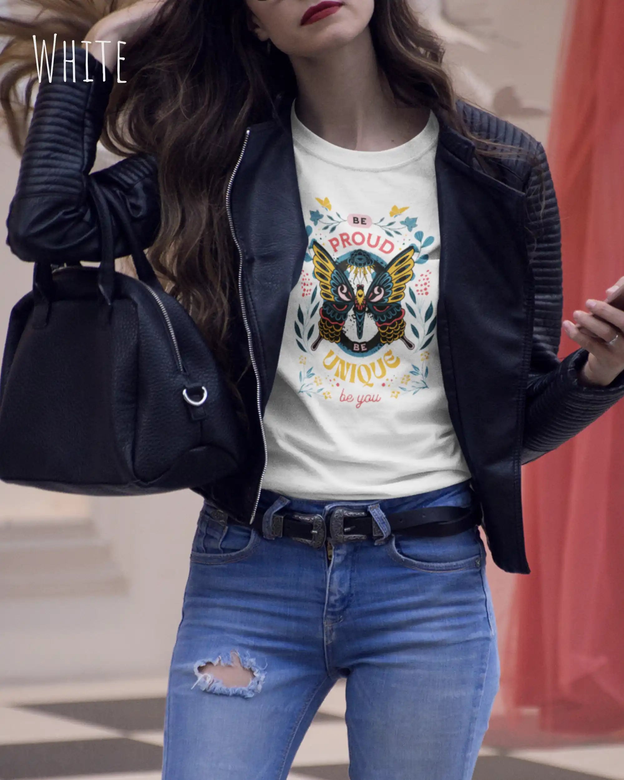 Frau trägt das Bio-Baumwolle T-Shirt Tee Jays Urban Luxury Tee 1150 in der Farbe white mit dem Design BE PROUD auf der Brust.