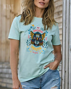 Frau trägt das Bio-Baumwolle T-Shirt Tee Jays Urban Luxury Tee 1150 in der Farbe MINT mit dem Design BE PROUD auf der Brust.