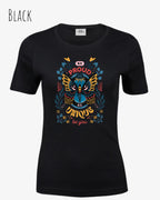 Die Abbildung zeigt ein feminines Grafik t-shirt in der farbe black und mit dem Statement-design be proud be unique be you trägt.