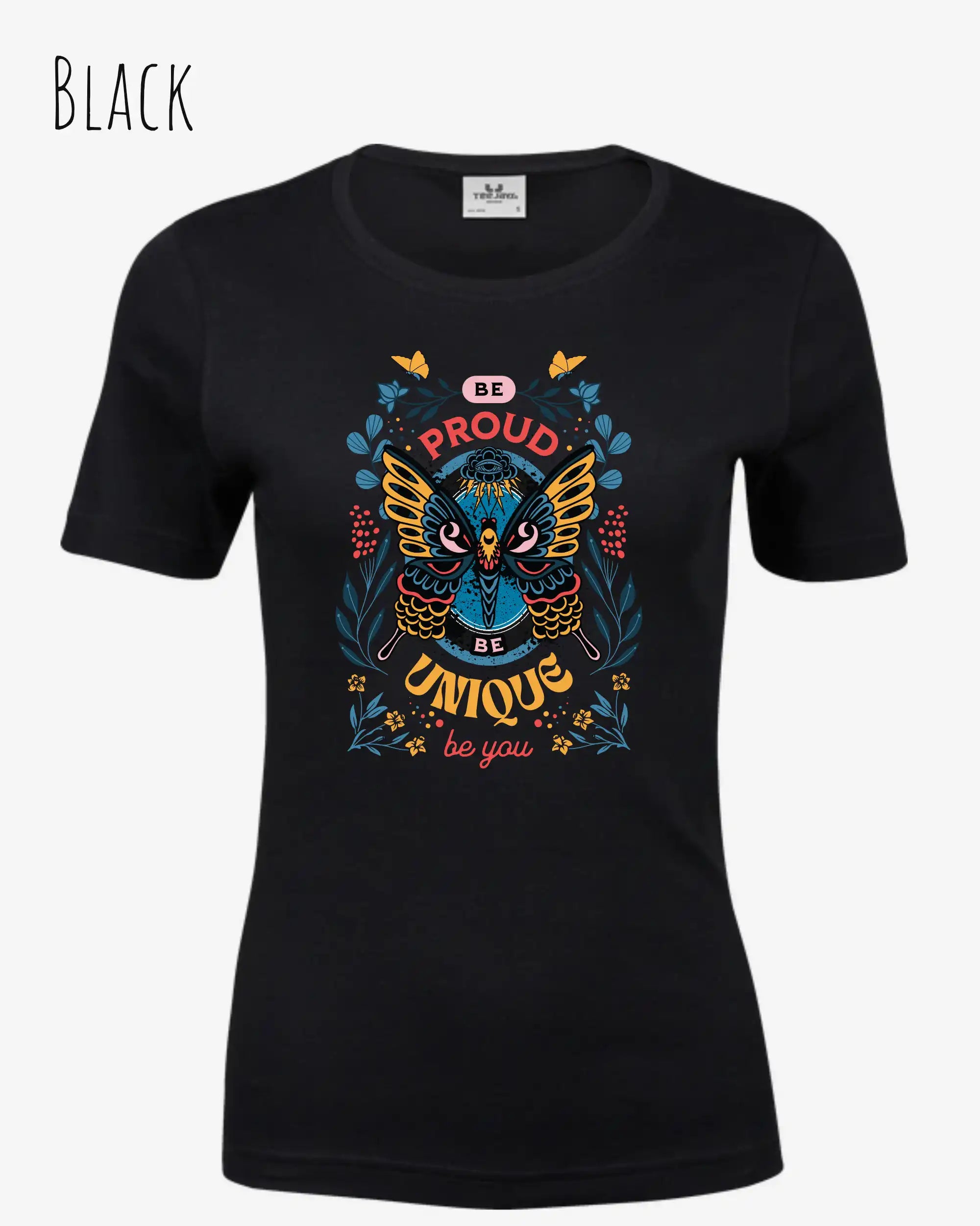 Die Abbildung zeigt ein feminines Grafik t-shirt in der farbe black und mit dem Statement-design be proud be unique be you trägt.
