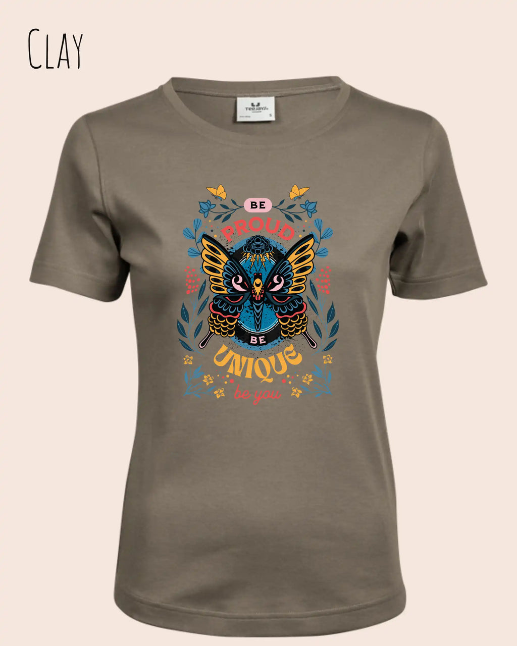 Die Abbildung zeigt ein feminines Grafik t-shirt in der farbe clay und mit dem Statement-design be proud be unique be you trägt.
