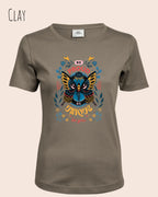 Die Abbildung zeigt ein feminines Grafik t-shirt in der farbe clay und mit dem Statement-design be proud be unique be you trägt.