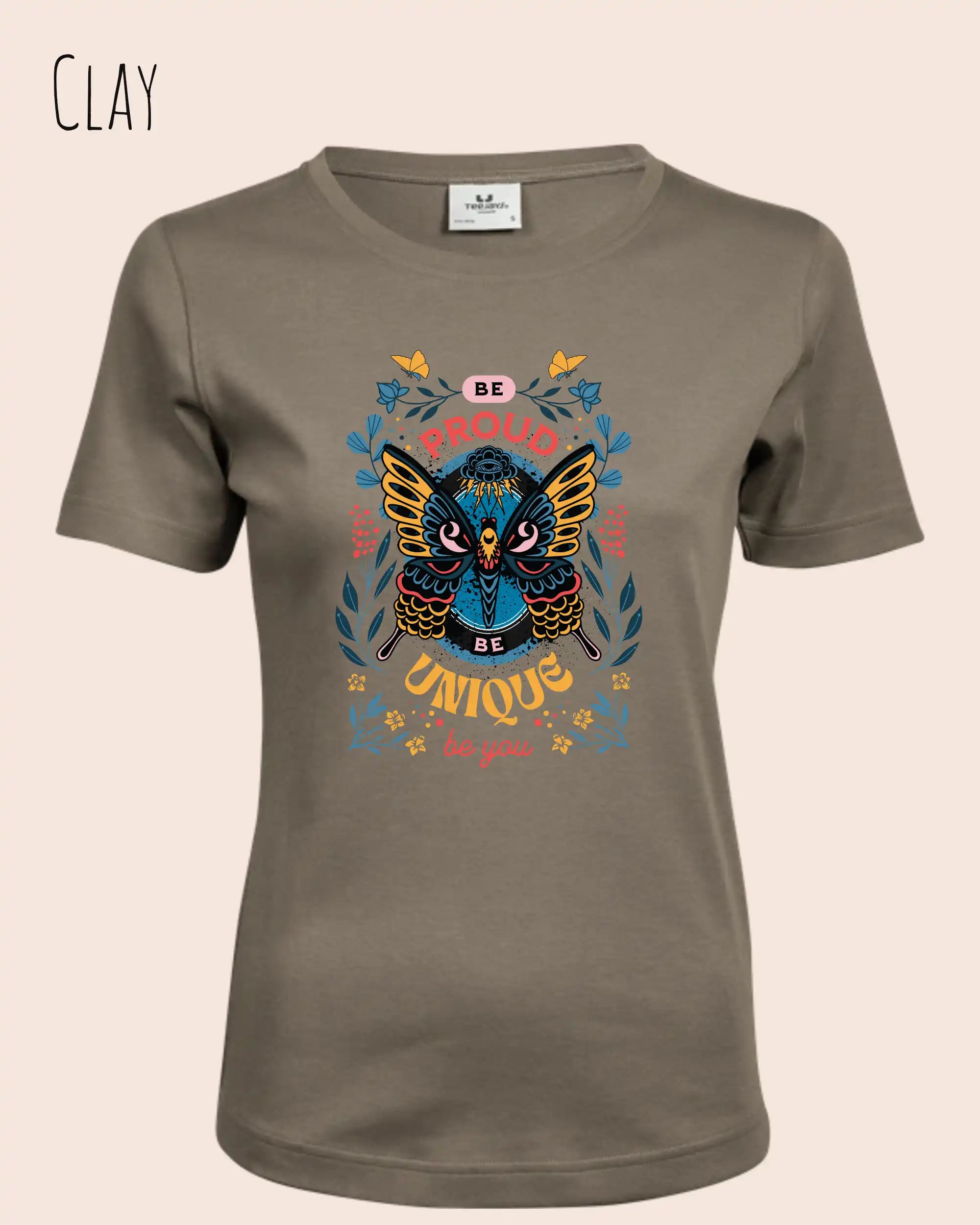 Die Abbildung zeigt ein feminines Grafik t-shirt in der farbe clay und mit dem Statement-design be proud be unique be you trägt.