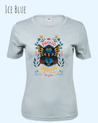 Die Abbildung zeigt ein feminines Grafik t-shirt in der farbe ice blue und mit dem Statement-design be proud be unique be you trägt.