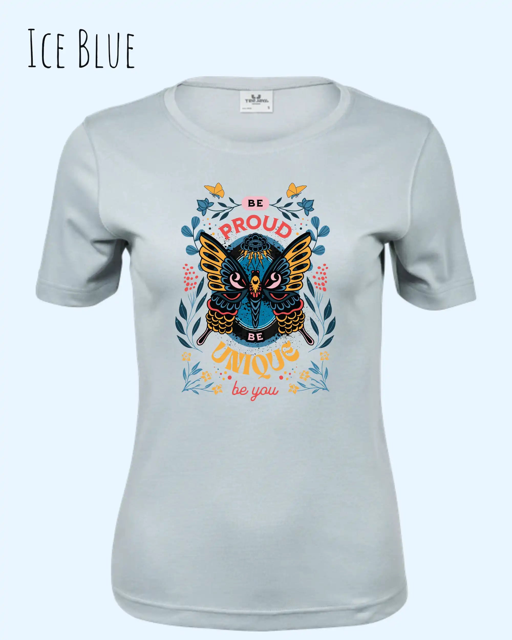 Die Abbildung zeigt ein feminines Grafik t-shirt in der farbe ice blue und mit dem Statement-design be proud be unique be you trägt.