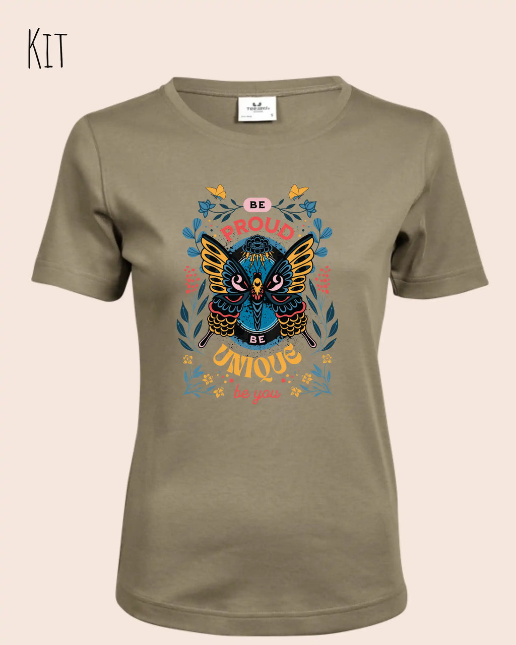 Die Abbildung zeigt ein feminines Grafik t-shirt in der farbe kit und mit dem Statement-design be proud be unique be you trägt.