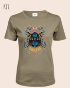 Die Abbildung zeigt ein feminines Grafik t-shirt in der farbe kit und mit dem Statement-design be proud be unique be you trägt.