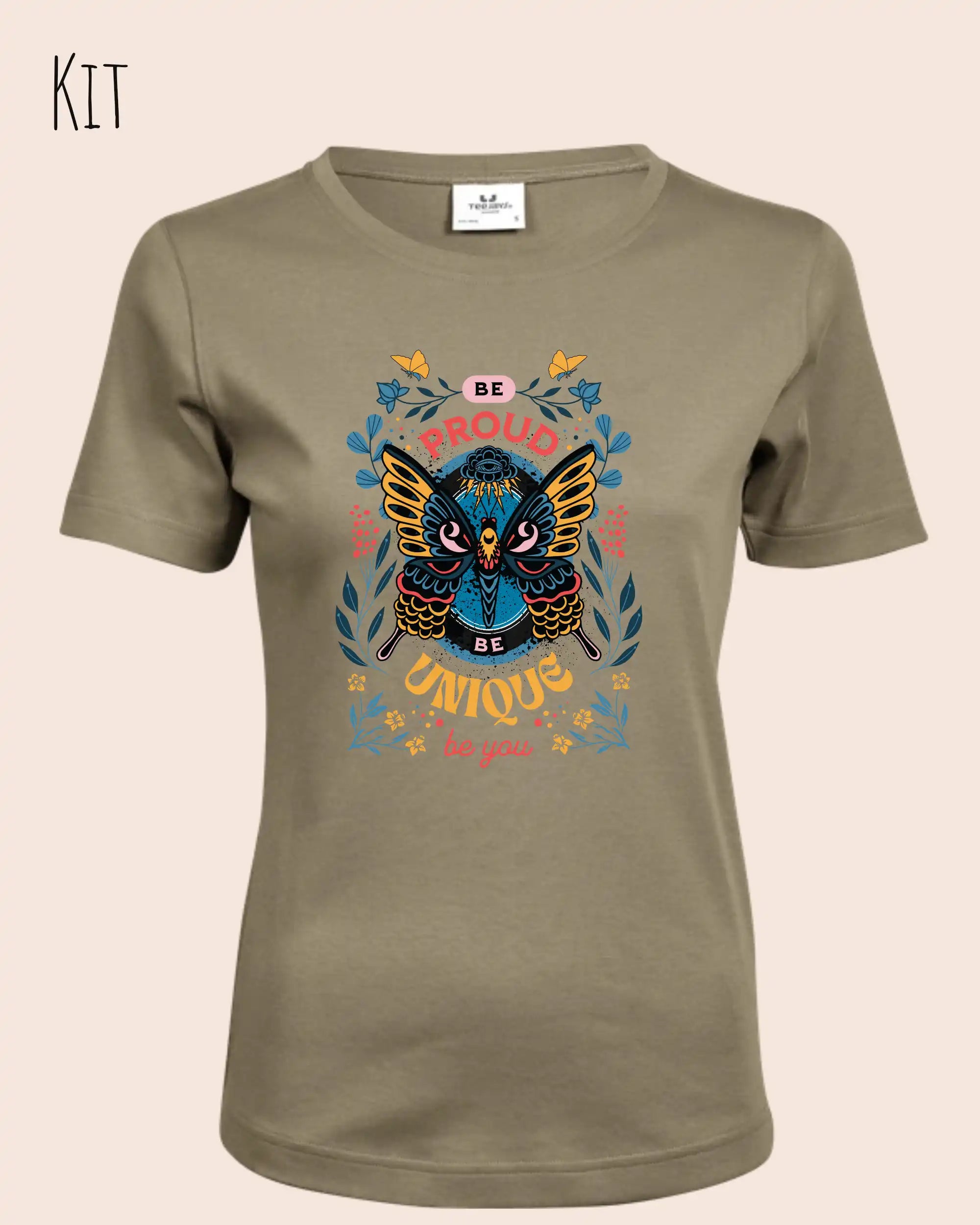 Die Abbildung zeigt ein feminines Grafik t-shirt in der farbe kit und mit dem Statement-design be proud be unique be you trägt.