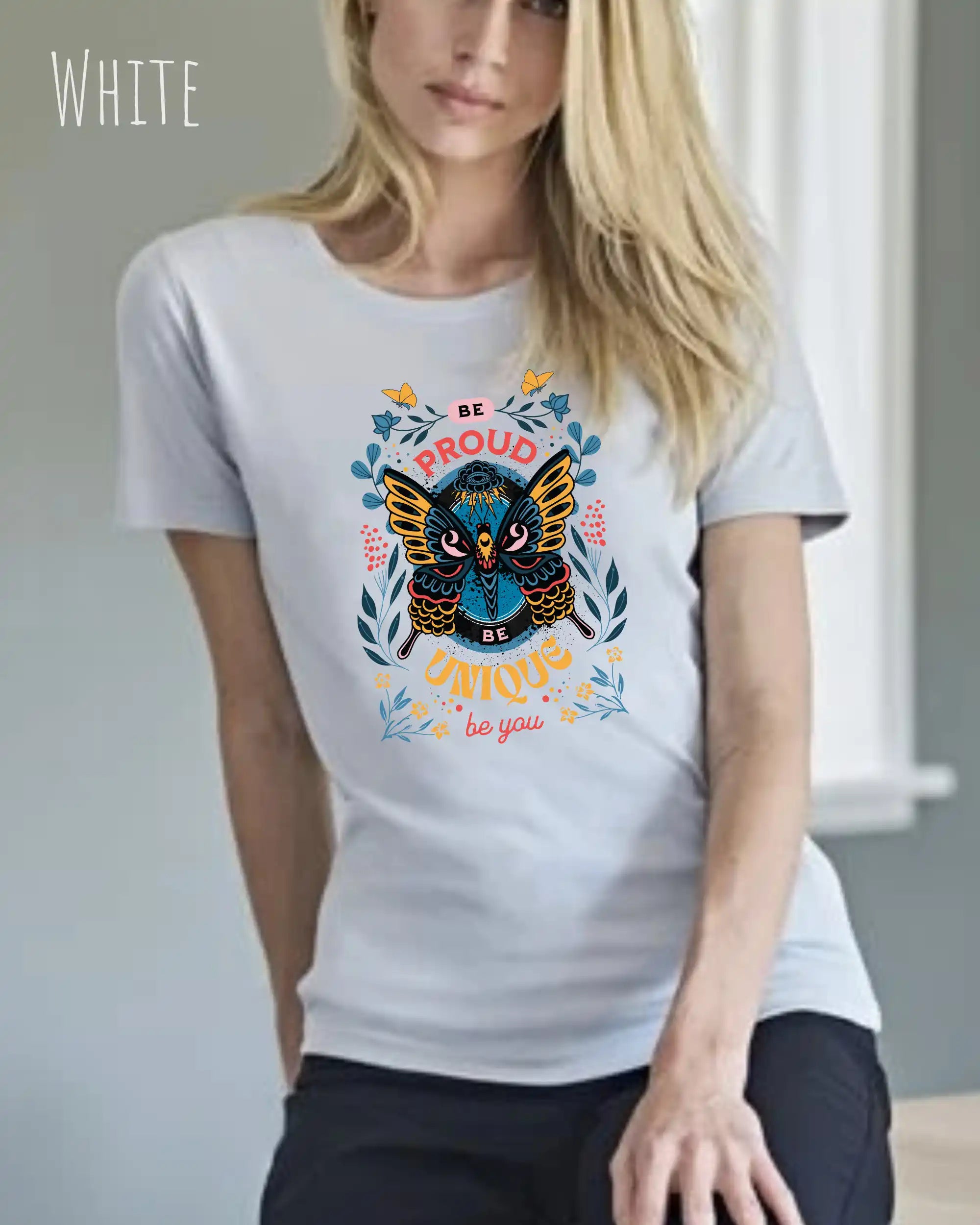 Das Bild zeigt eine frau, die ein design-t-shirt in der farbe white mit der boho-Grafik be proud trägt.