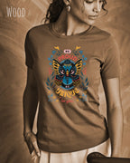 Das Bild zeigt eine frau, die ein design-t-shirt in der farbe wood mit der boho-Grafik be proud trägt.
