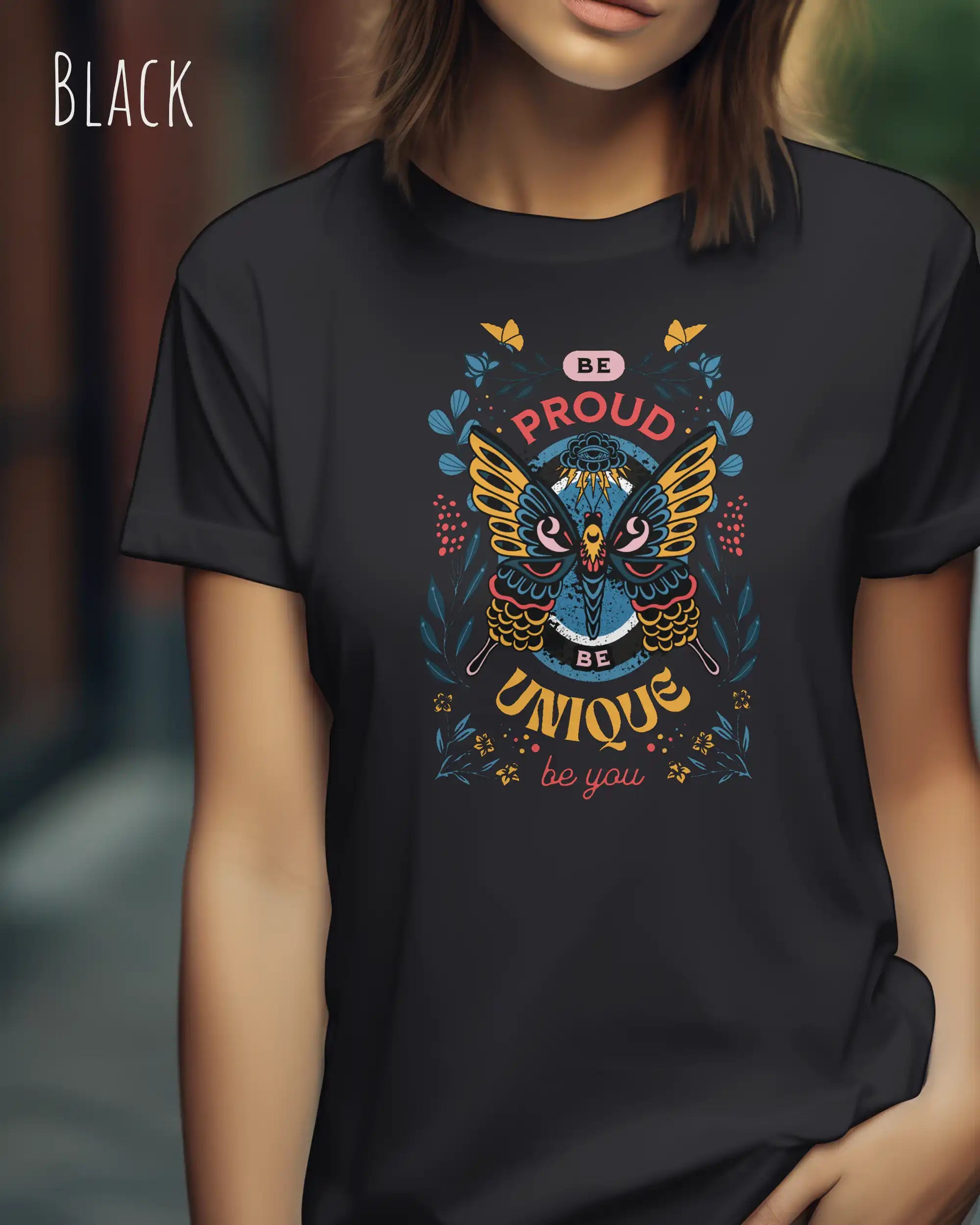 Das Bild zeigt eine frau, die ein design-t-shirt in der farbe black mit der boho-Grafik be proud trägt.