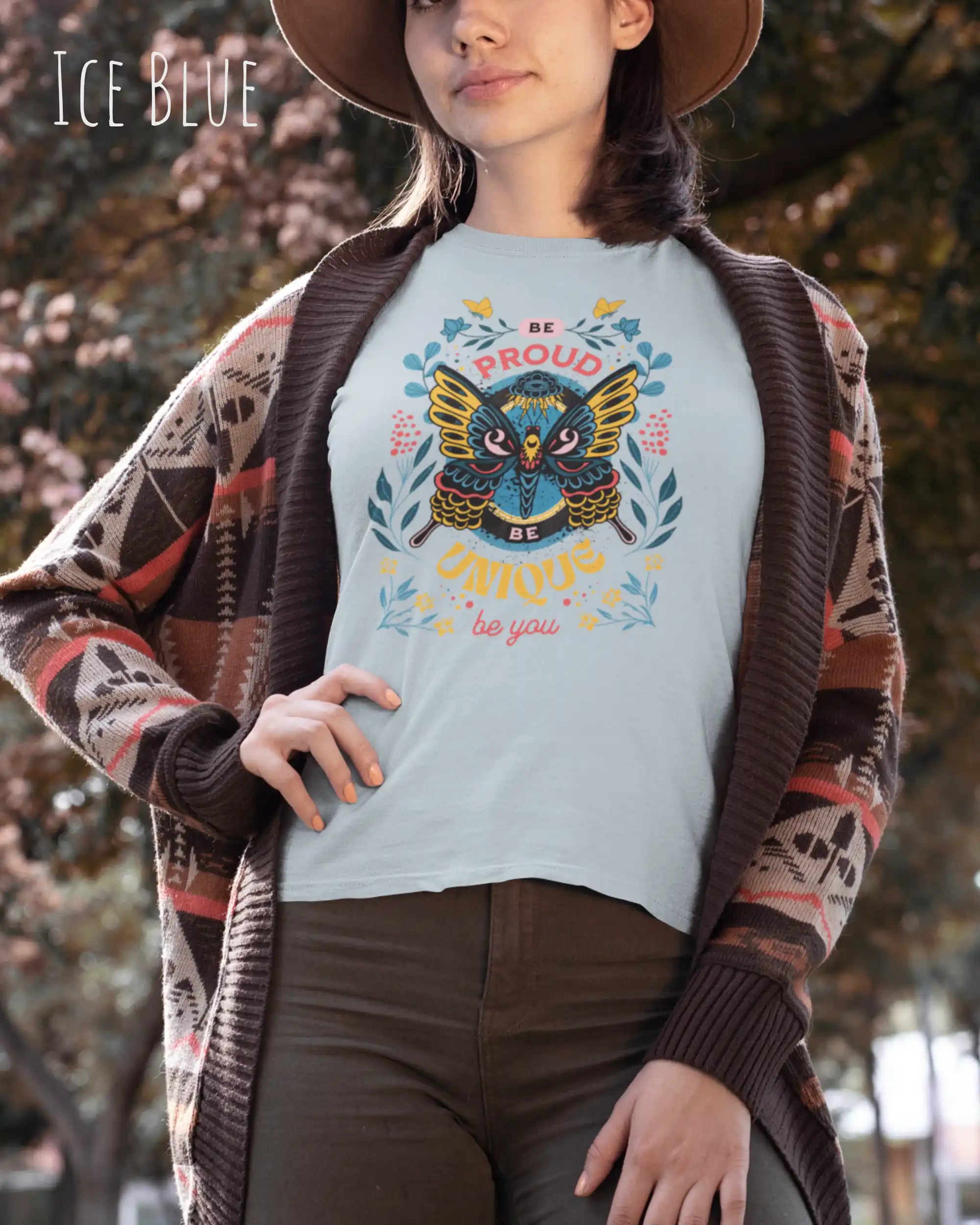Das Bild zeigt eine frau, die ein design-t-shirt in der farbe ice blue mit der boho-Grafik be proud trägt.
