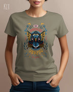 Das Bild zeigt eine frau, die ein design-t-shirt in der farbe kit mit der boho-Grafik be proud trägt.