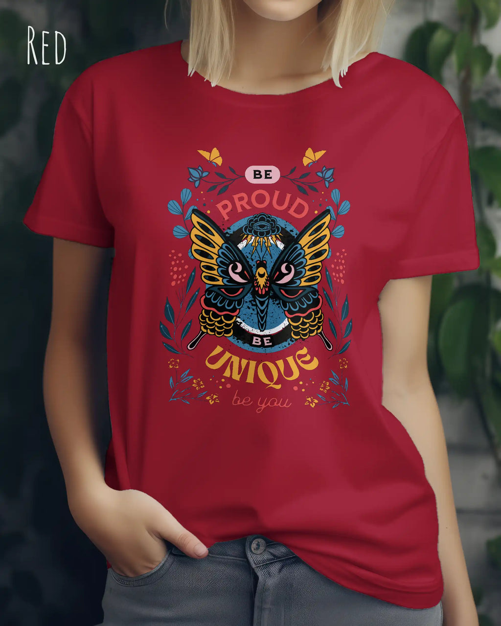 Das Bild zeigt eine frau, die ein design-t-shirt in der red mit der boho-Grafik be proud trägt.