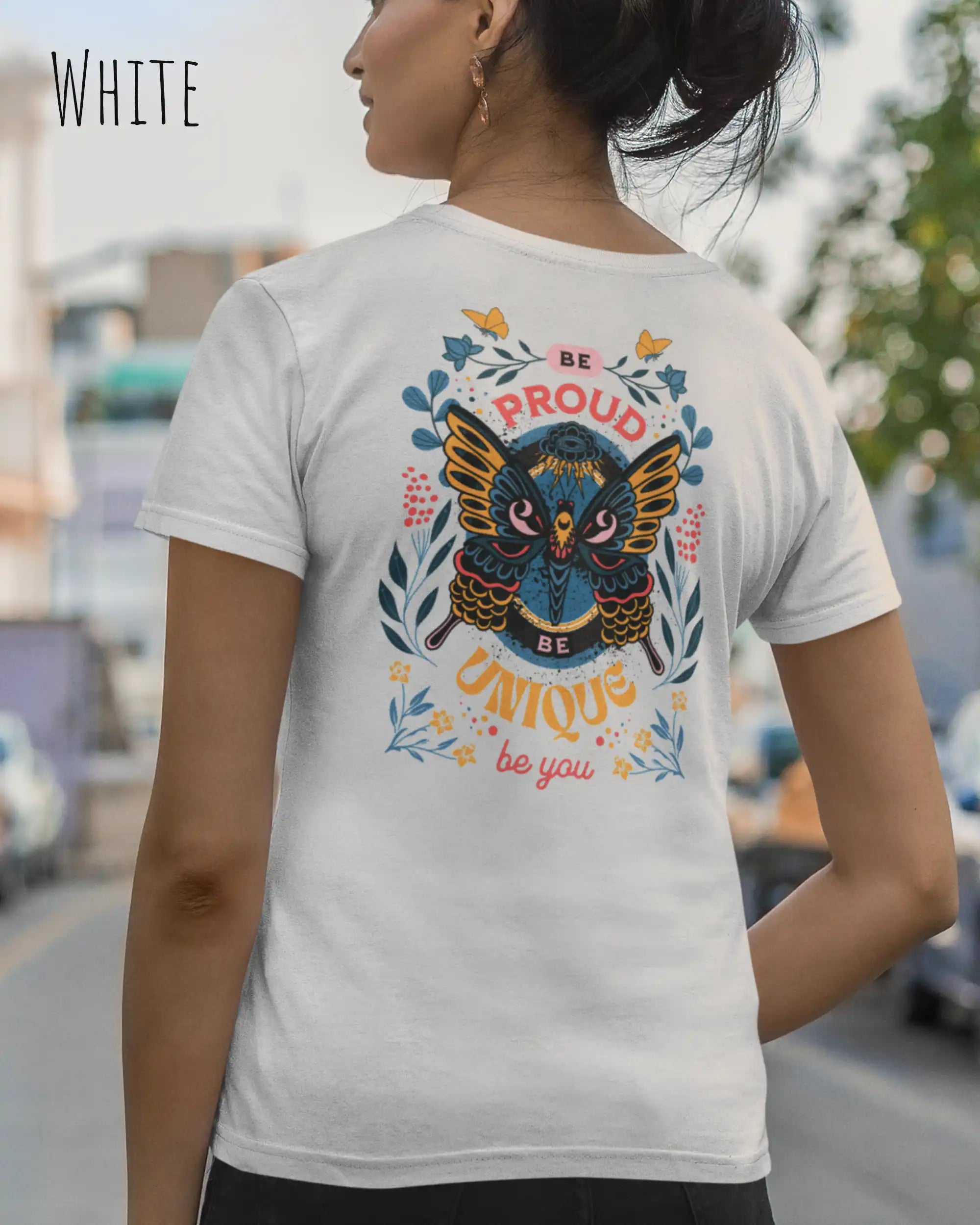 Das Bild zeigt eine frau, die ein design-t-shirt in der farbe white mit der boho-Grafik be proud auf dem rücken  trägt.