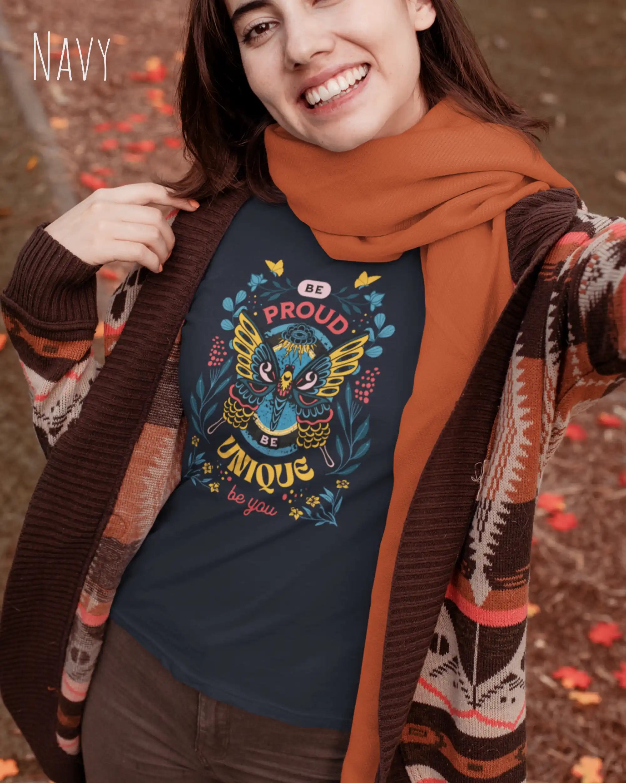 Das Bild zeigt eine frau, die ein design-t-shirt in der farbe navy mit der boho-Grafik be proud trägt.