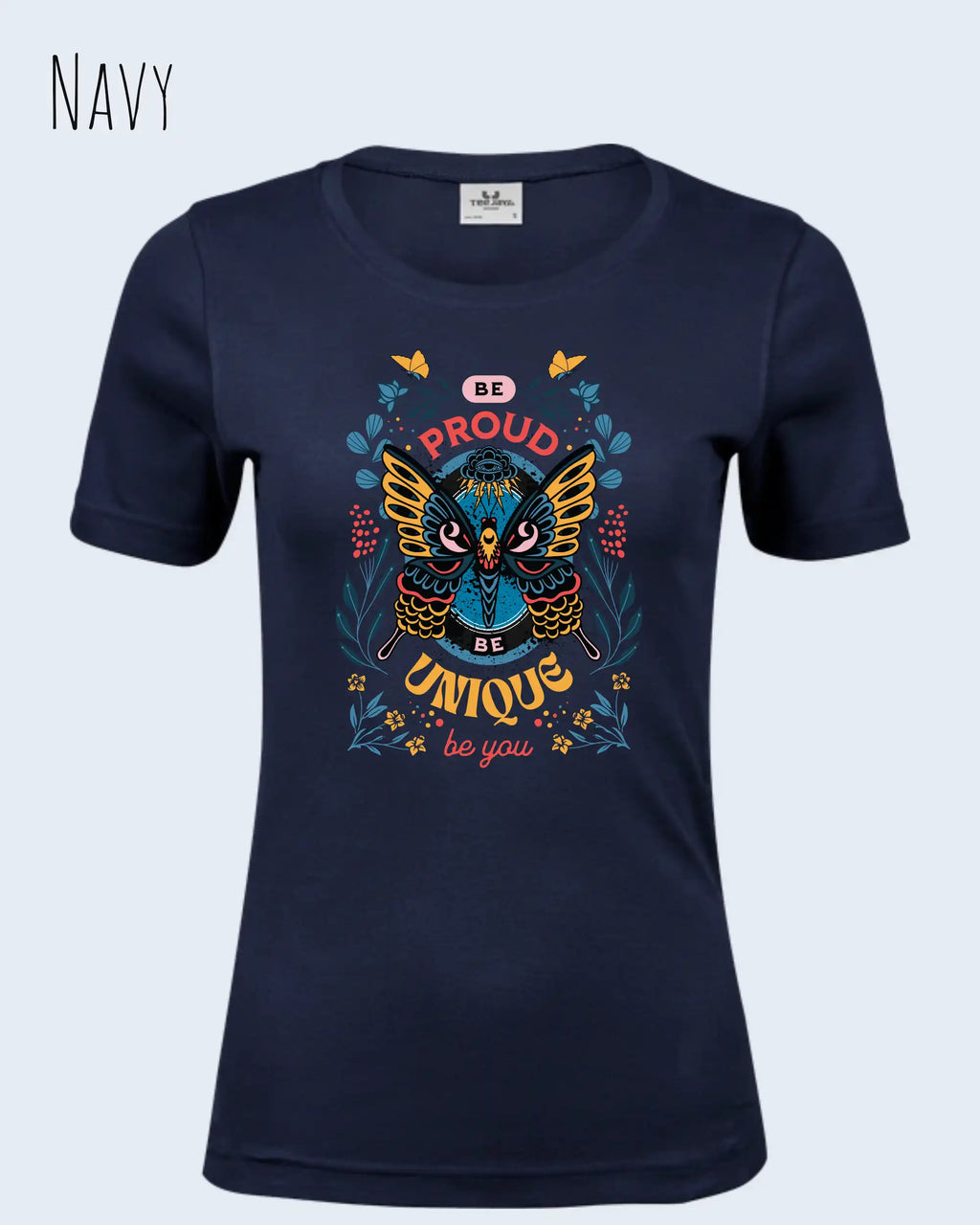 Die Abbildung zeigt ein feminines Grafik t-shirt in der farbe navy und mit dem Statement-design be proud be unique be you trägt.