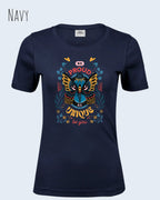 Die Abbildung zeigt ein feminines Grafik t-shirt in der farbe navy und mit dem Statement-design be proud be unique be you trägt.