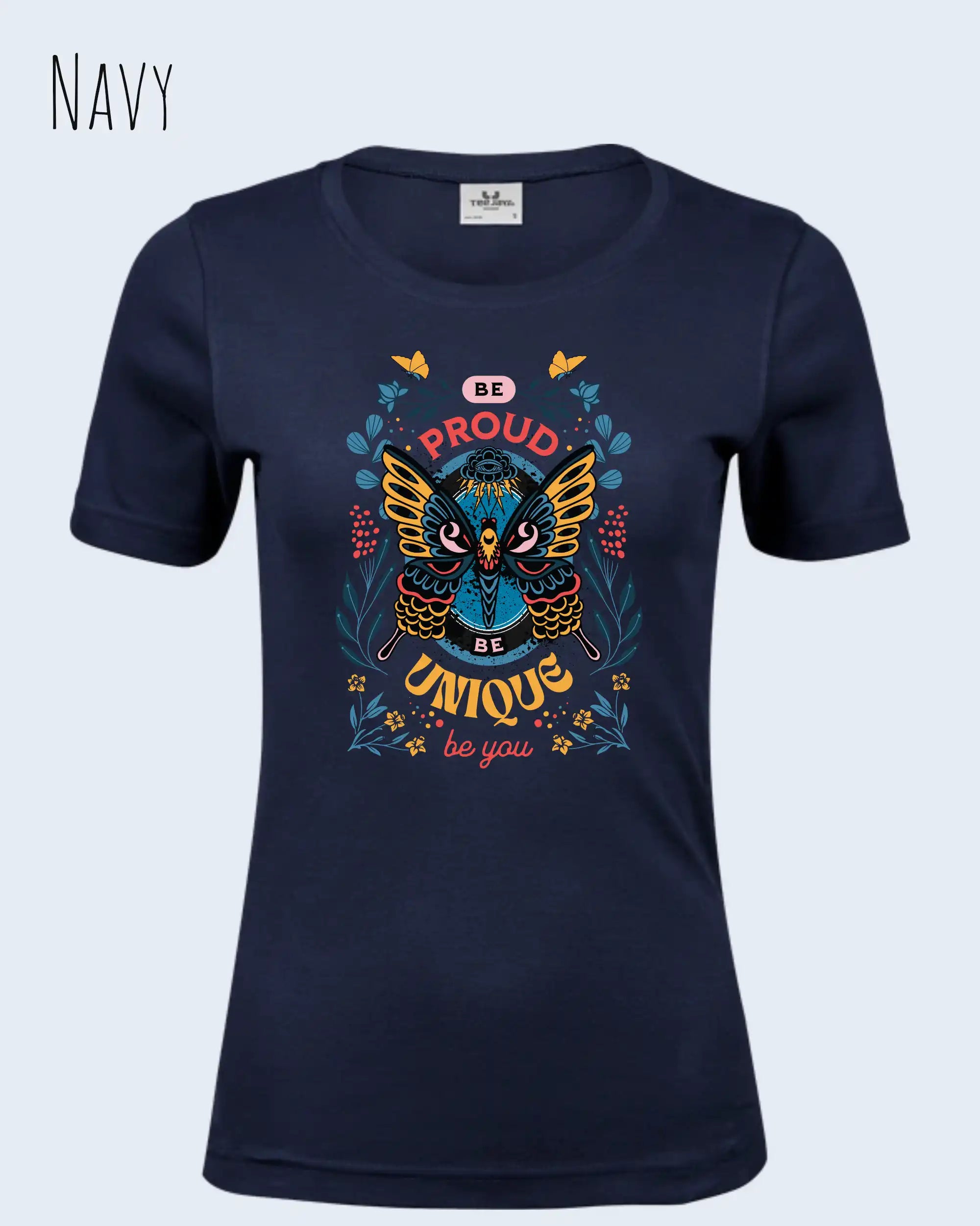 Die Abbildung zeigt ein feminines Grafik t-shirt in der farbe navy und mit dem Statement-design be proud be unique be you trägt.