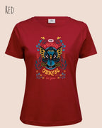 Das Bild zeigt eine frau, die ein design-t-shirt in der farbe red mit der boho-Grafik be proud trägt.