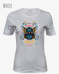 Die Abbildung zeigt ein feminines Grafik t-shirt in der farbe white und mit dem Statement-design be proud be unique be you.