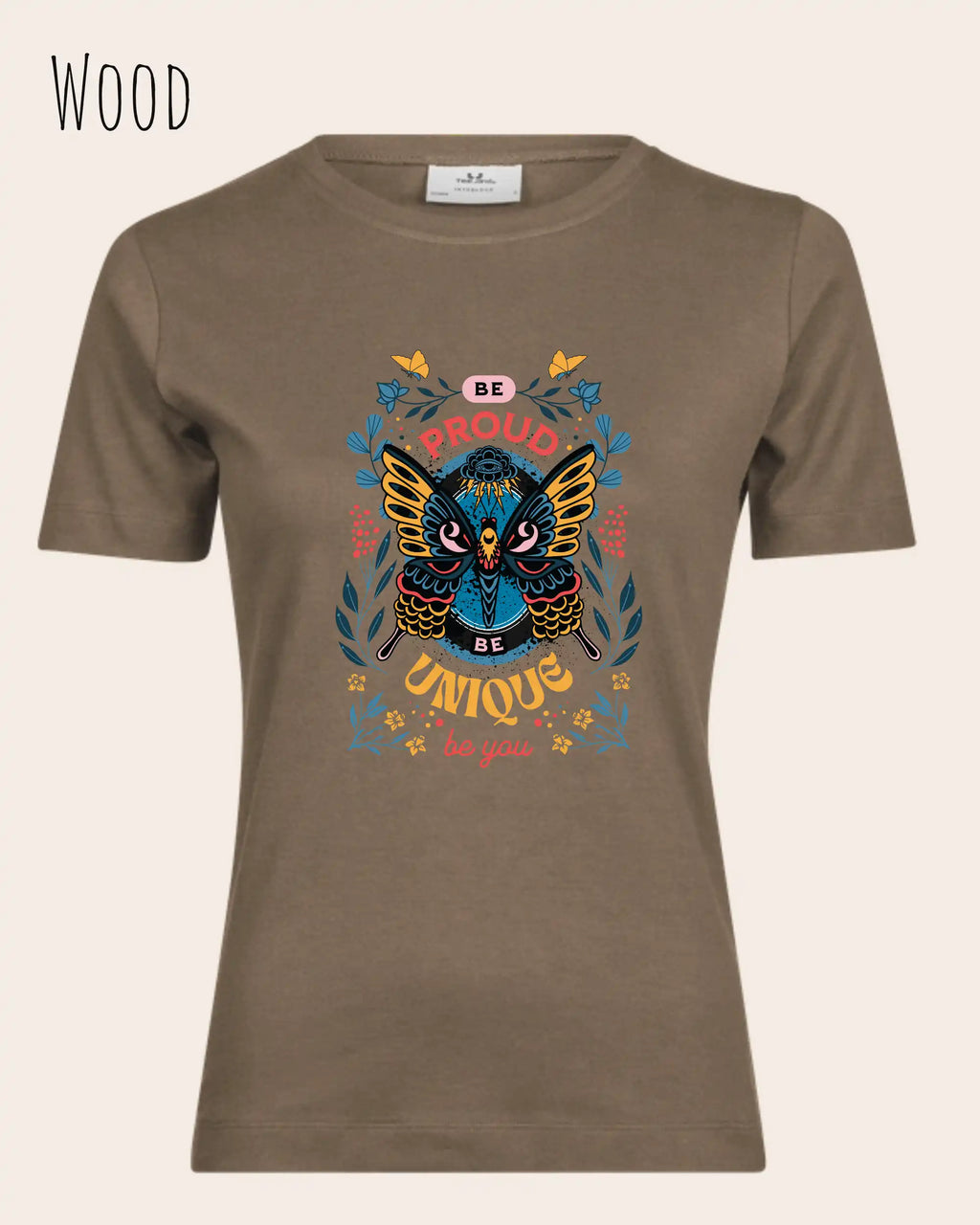 Die Abbildung zeigt ein feminines Grafik t-shirt in der farbe wood und mit dem Statement-design be proud be unique be you trägt.
