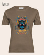 Die Abbildung zeigt ein feminines Grafik t-shirt in der farbe wood und mit dem Statement-design be proud be unique be you trägt.