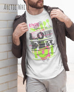 Mann trägt das leichte Sommer T-Shirt aus Baumwolle AWDis 150 T in der Farbe ARCTIC WHITE mit dem Design LOUDER vorne auf der Brust.
