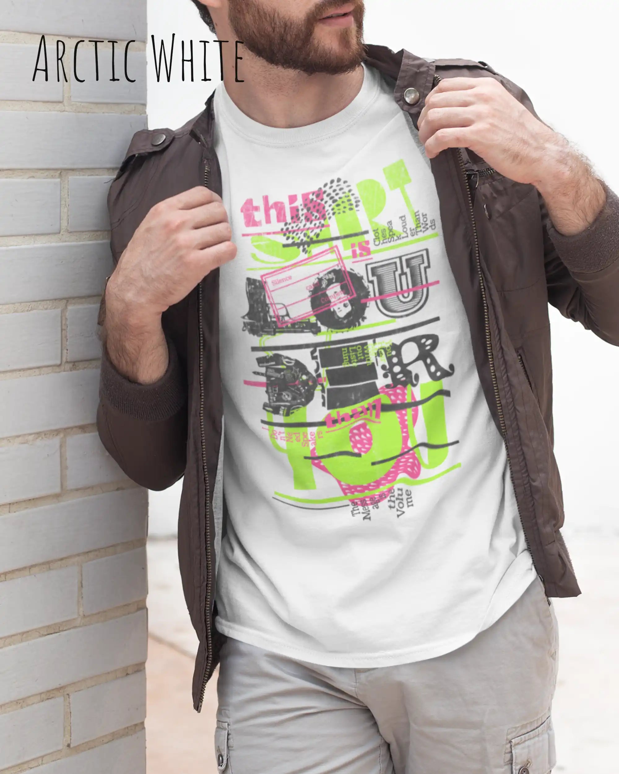 Mann trägt das leichte Sommer T-Shirt aus Baumwolle AWDis 150 T in der Farbe ARCTIC WHITE mit dem Design LOUDER vorne auf der Brust.