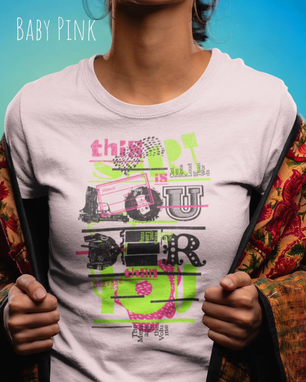 Frau trägt das leichte Sommer T-Shirt aus Baumwolle AWDis 150 T in der Farbe BABY PINK mit dem Design LOUDER auf der Brust.