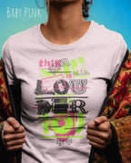 Frau trägt das leichte Sommer T-Shirt aus Baumwolle AWDis 150 T in der Farbe BABY PINK mit dem Design LOUDER auf der Brust.