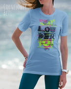 Frau trägt das leichte Sommer T-Shirt aus Baumwolle AWDis 150 T in der Farbe CORNFLOWER BLUE mit dem Design LOUDER auf der Brust.