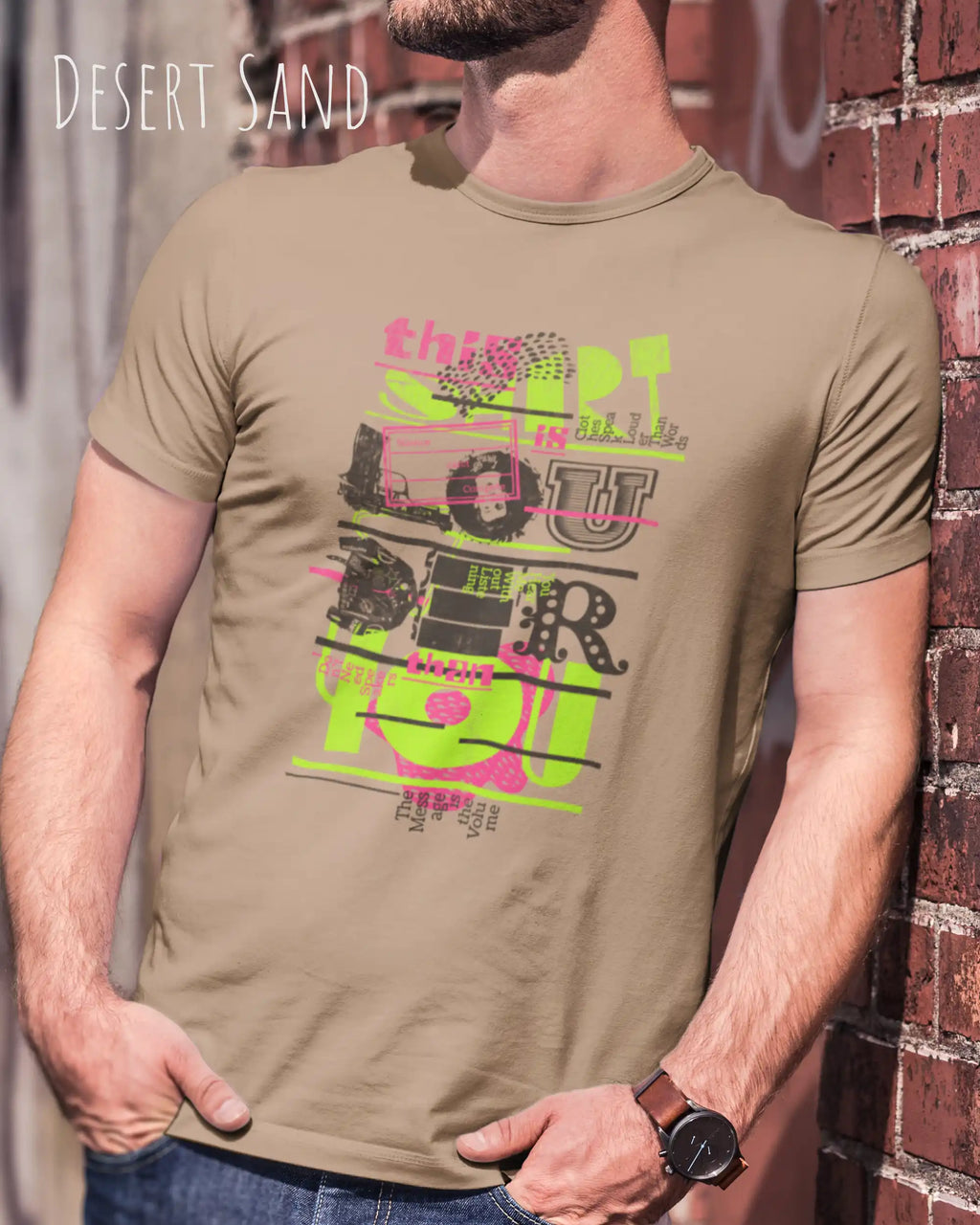 Mann trägt das leichte Sommer T-Shirt aus Baumwolle AWDis 150 T in der Farbe DESERT SAND  mit dem Design LOUDER auf der Brust.