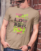 Mann trägt das leichte Sommer T-Shirt aus Baumwolle AWDis 150 T in der Farbe DESERT SAND  mit dem Design LOUDER auf der Brust.