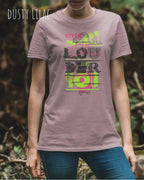 Frau trägt das leichte Sommer T-Shirt aus Baumwolle AWDis 150 T in der Farbe DUSTY LILAC  mit dem Design LOUDER auf der Brust.