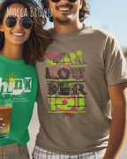 Mann trägt das leichte Sommer T-Shirt aus Baumwolle AWDis 150 T in der Farbe MOCCA BROWN mit dem Design LOUDER auf der Brust.