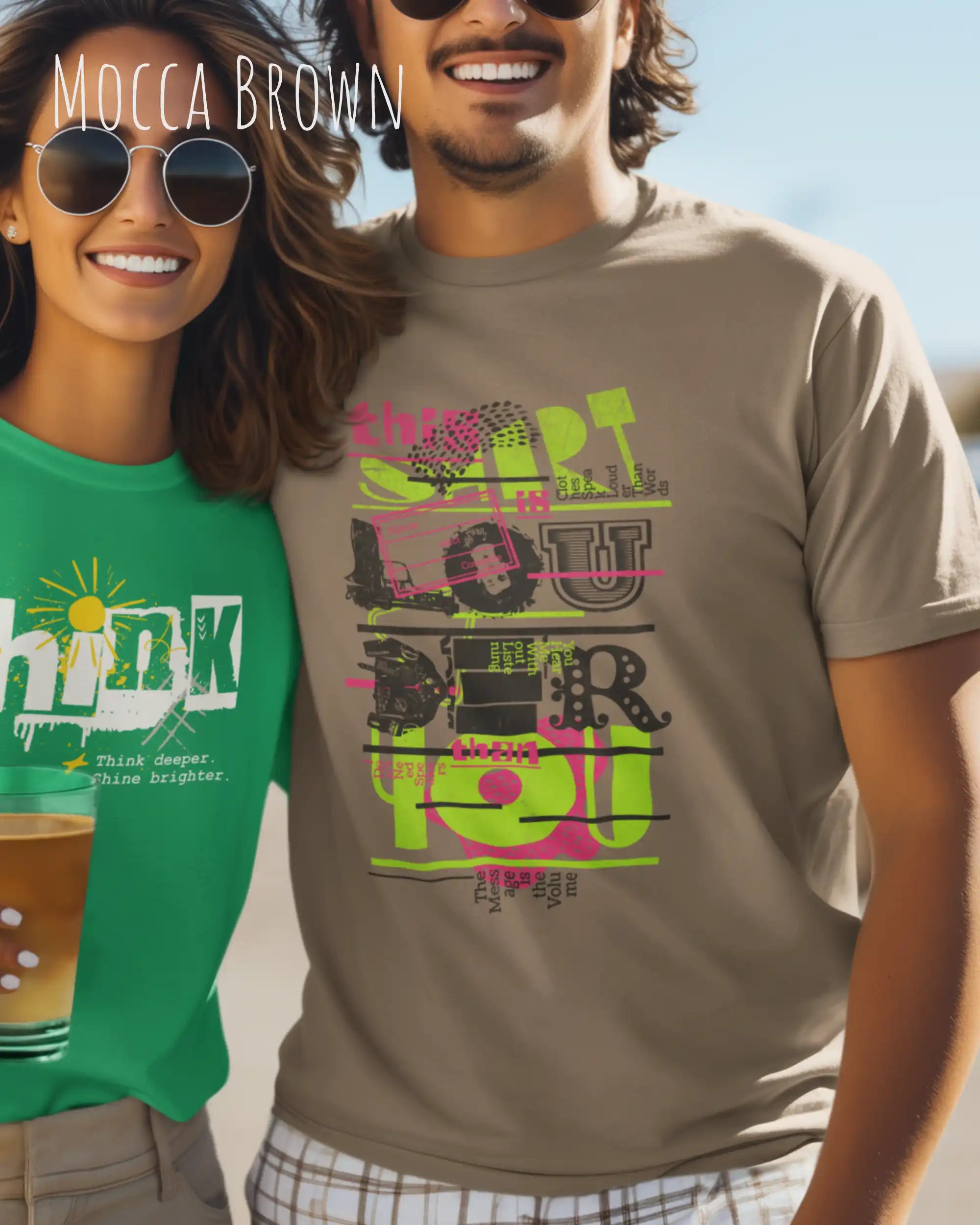 Mann trägt das leichte Sommer T-Shirt aus Baumwolle AWDis 150 T in der Farbe MOCCA BROWN mit dem Design LOUDER auf der Brust.