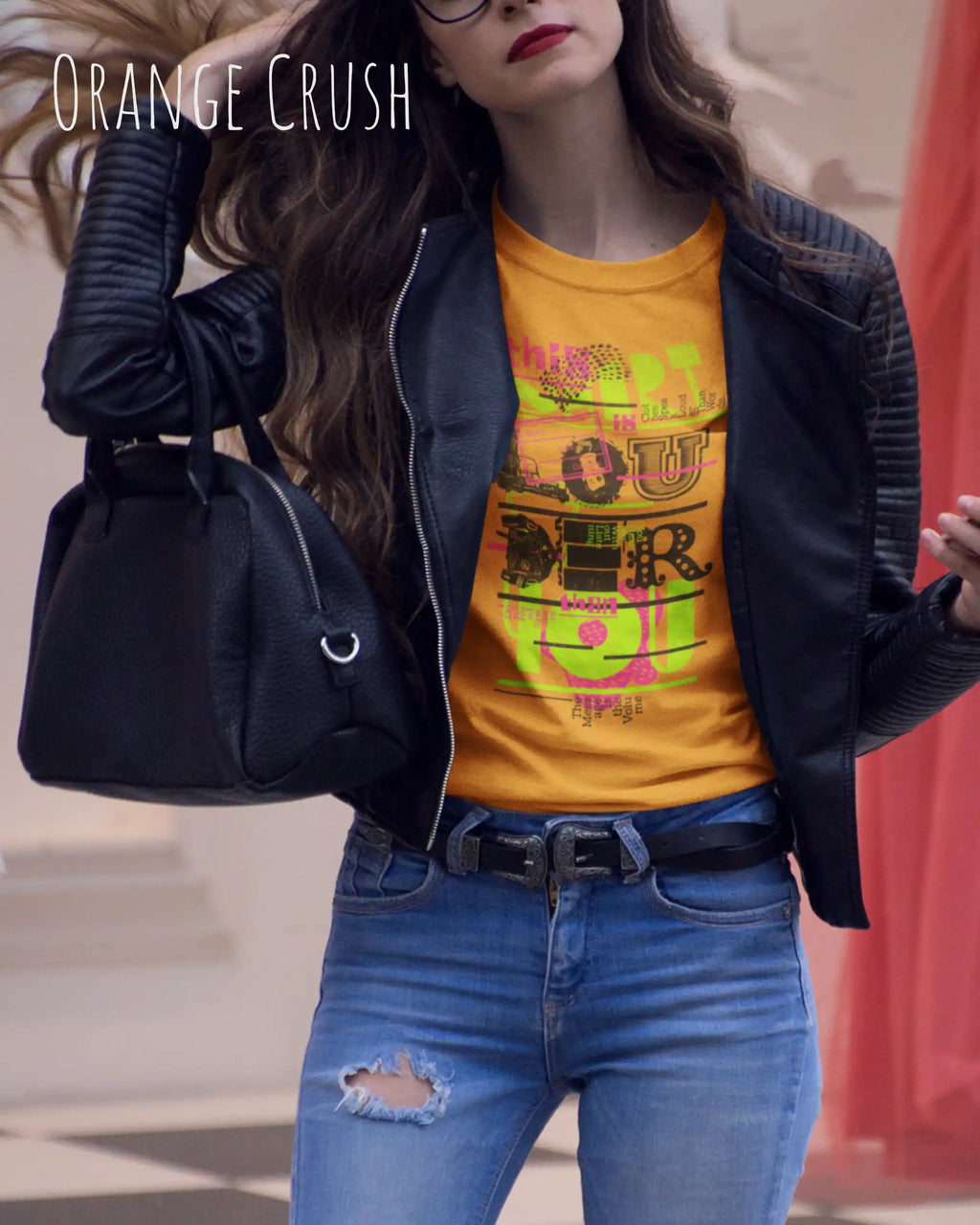 Frau trägt das leichte Sommer T-Shirt aus Baumwolle AWDis 150 T in der Farbe ORANGE CRUSH mit dem Design LOUDER auf der Brust.