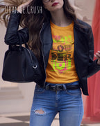 Frau trägt das leichte Sommer T-Shirt aus Baumwolle AWDis 150 T in der Farbe ORANGE CRUSH mit dem Design LOUDER auf der Brust.