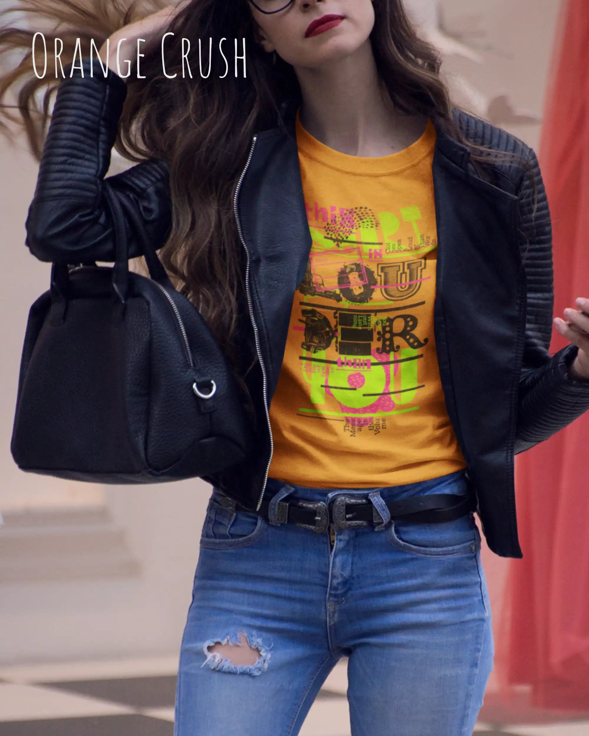 Frau trägt das leichte Sommer T-Shirt aus Baumwolle AWDis 150 T in der Farbe ORANGE CRUSH mit dem Design LOUDER auf der Brust.