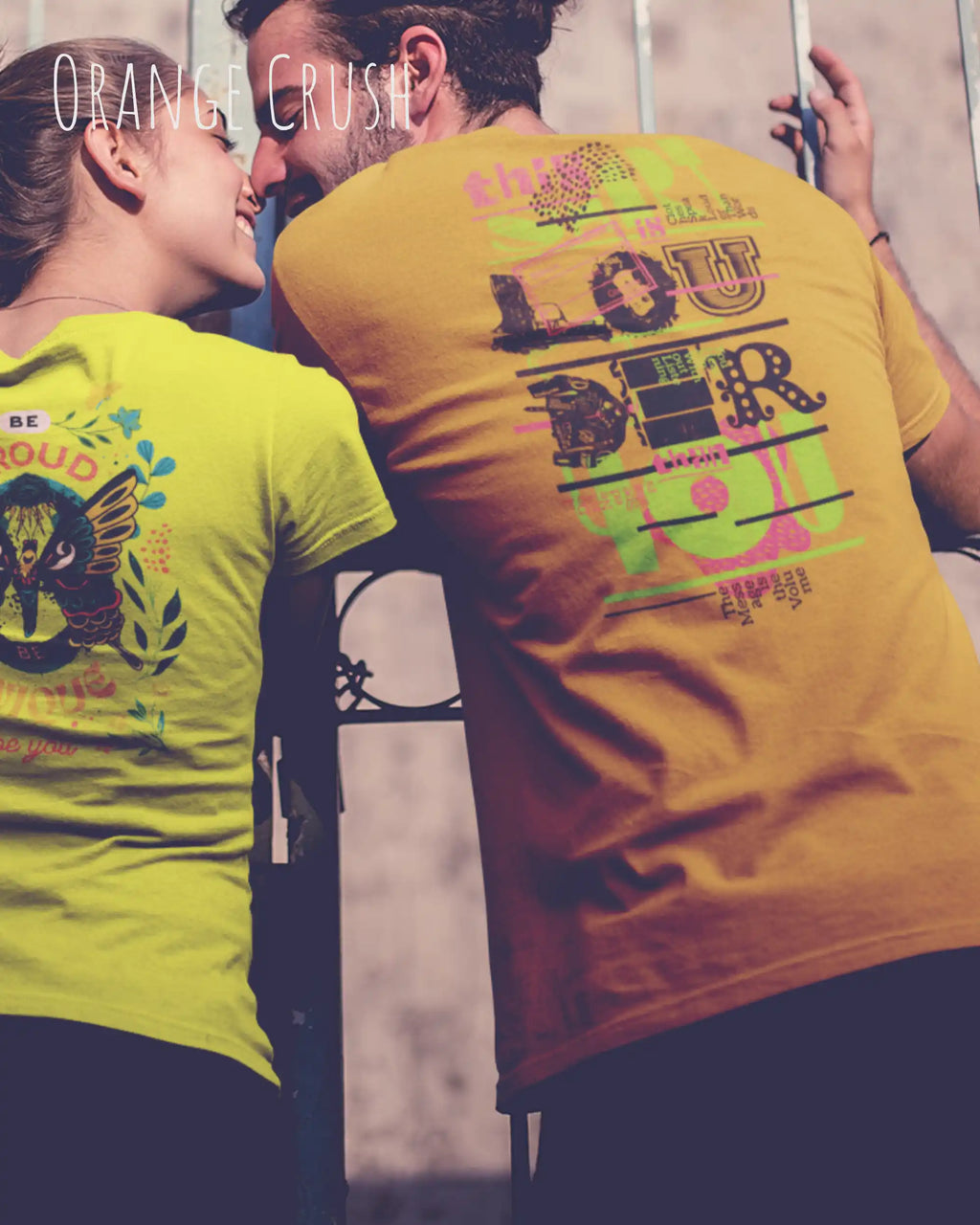 Mann trägt das leichte Sommer T-Shirt aus Baumwolle AWDis 150 T in der Farbe ORANGE CRUSH mit dem Design LOUDER auf dem Rücken.
