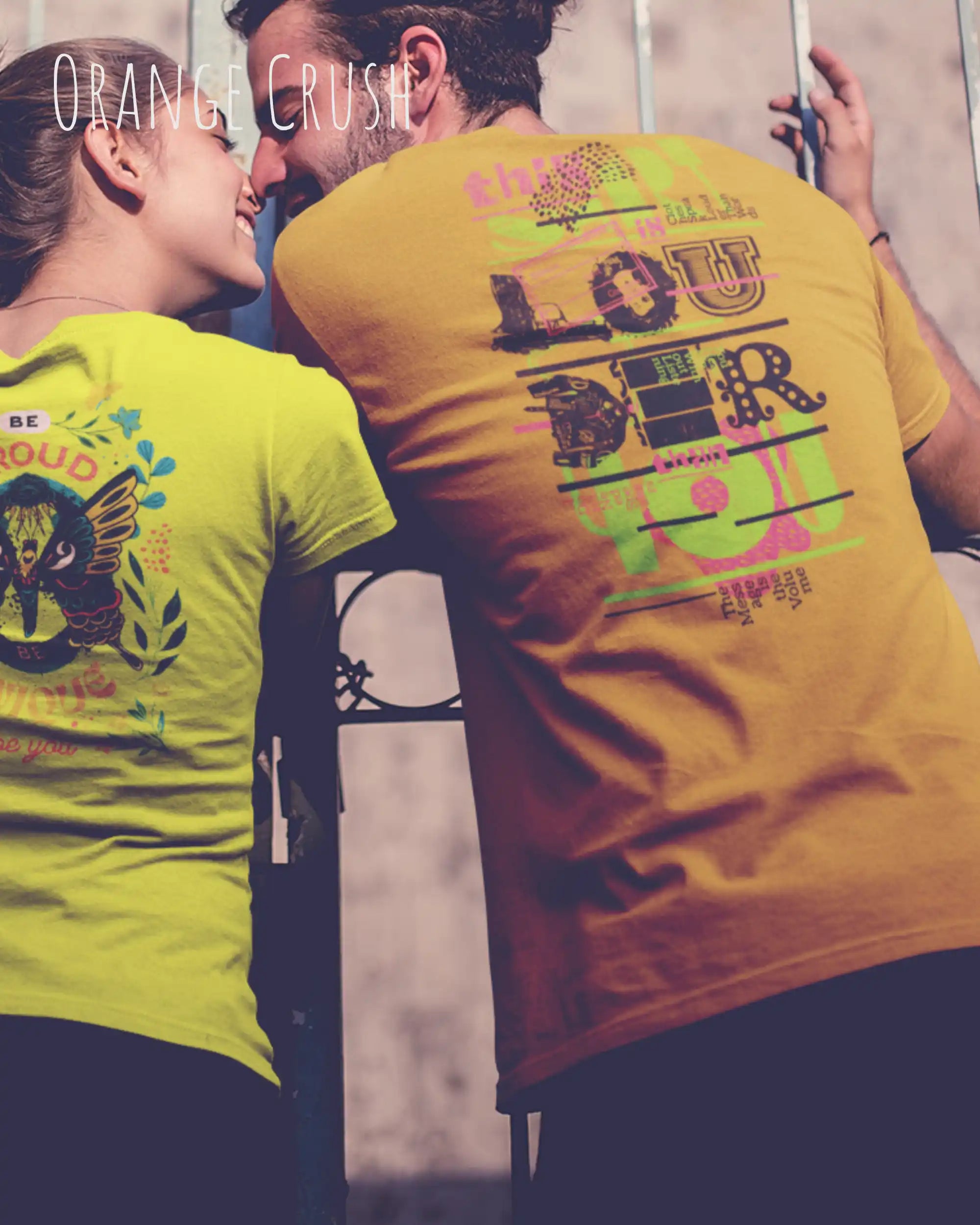 Mann trägt das leichte Sommer T-Shirt aus Baumwolle AWDis 150 T in der Farbe ORANGE CRUSH mit dem Design LOUDER auf dem Rücken.
